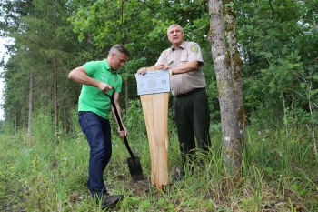 Jonas Mačiulis ir Raimondas Krištaponis sodina Rotary parką Karmėlavos girininkijoje(1)